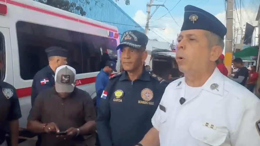 Mueren dos hombres al caerles una pared mientras caminaban en acera en Herrera