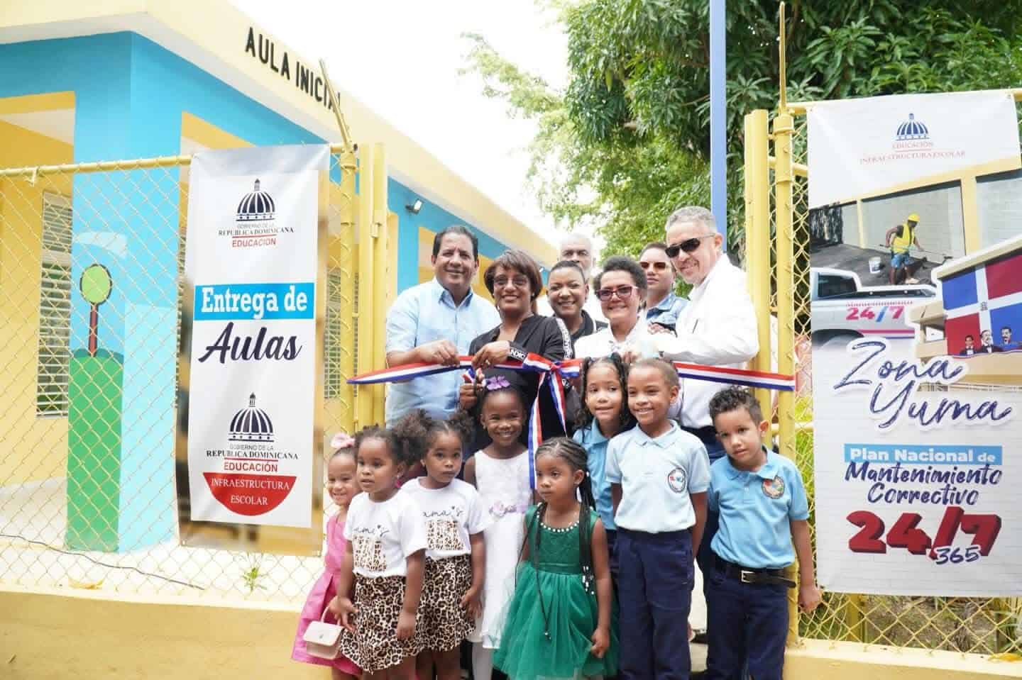 Autoridades provinciales y educativas realizan el corte de cinta durante la entrega de cuatro nuevas aulas del nivel inicial en La Altagracia.