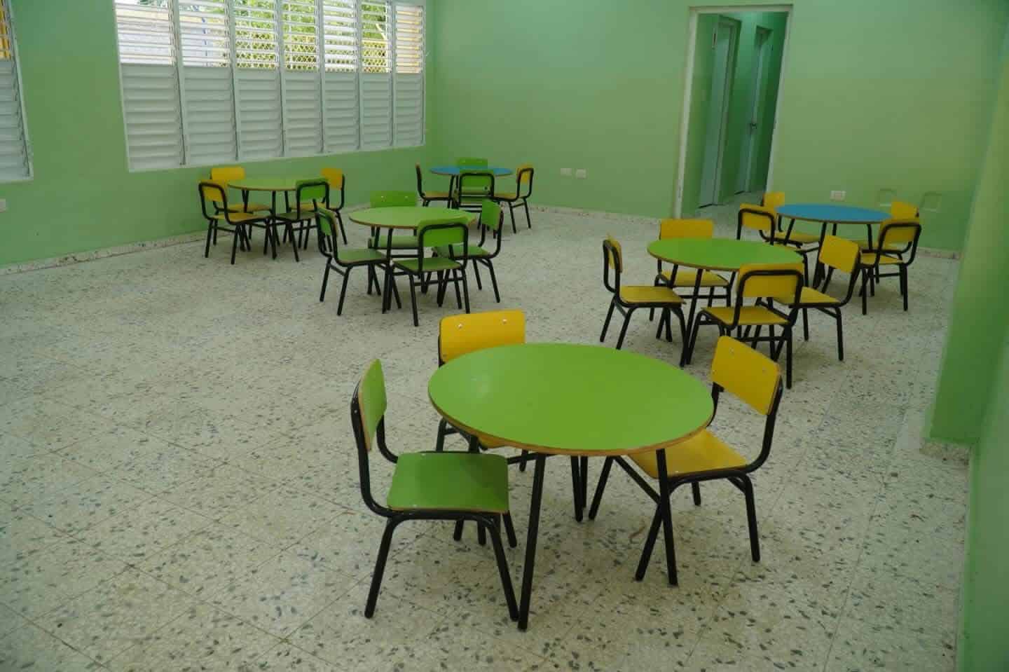 Mesas y mobiliario instalados en una de las aulas del nivel inicial, dise&ntilde;ados para facilitar el aprendizaje de unos 100 estudiantes.