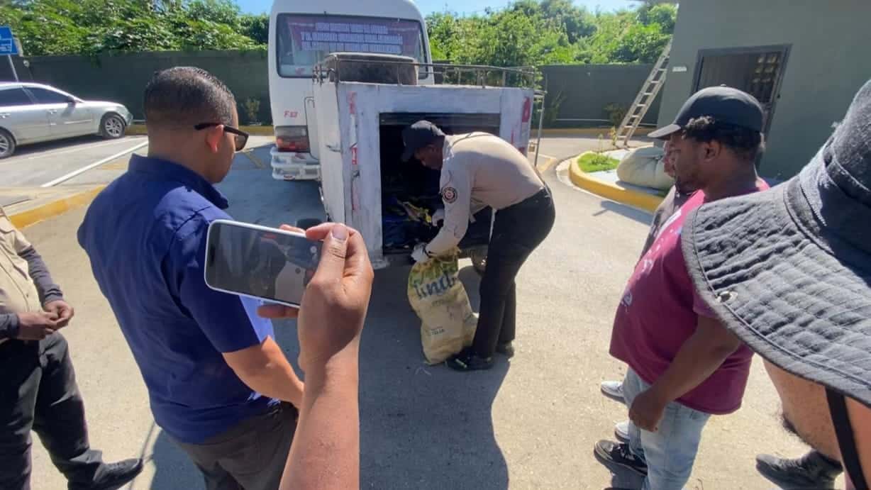 Agentes de la DNCD y el Ministerio Público revisan el vehículo durante el operativo en Barahona.