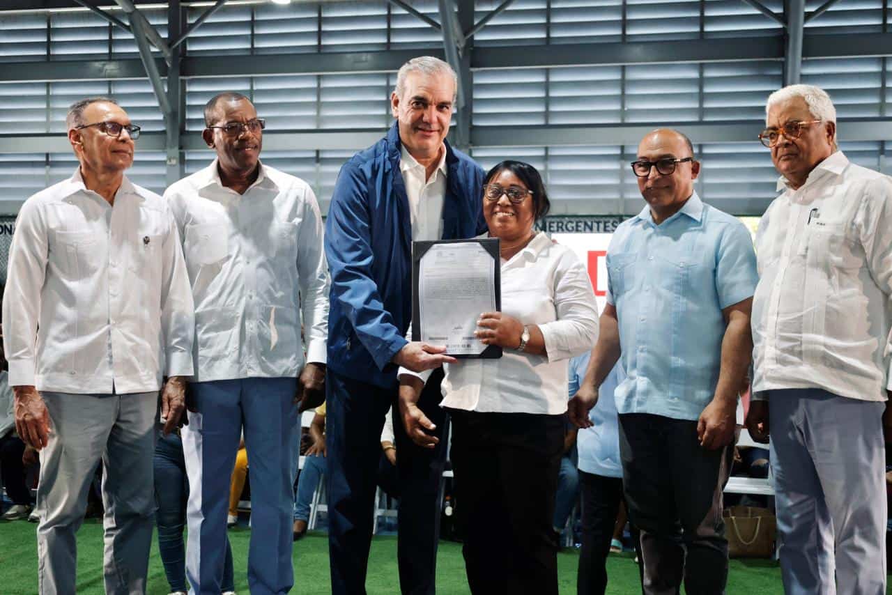 Presidente Abinader mientras hac&iacute;a entrega de los t&iacute;tulos