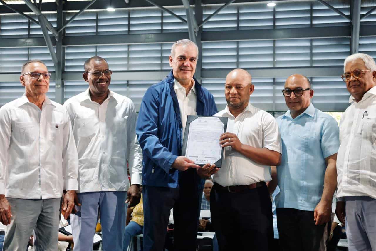 Presidente Abinader mientras hac&iacute;a entrega de los t&iacute;tulos