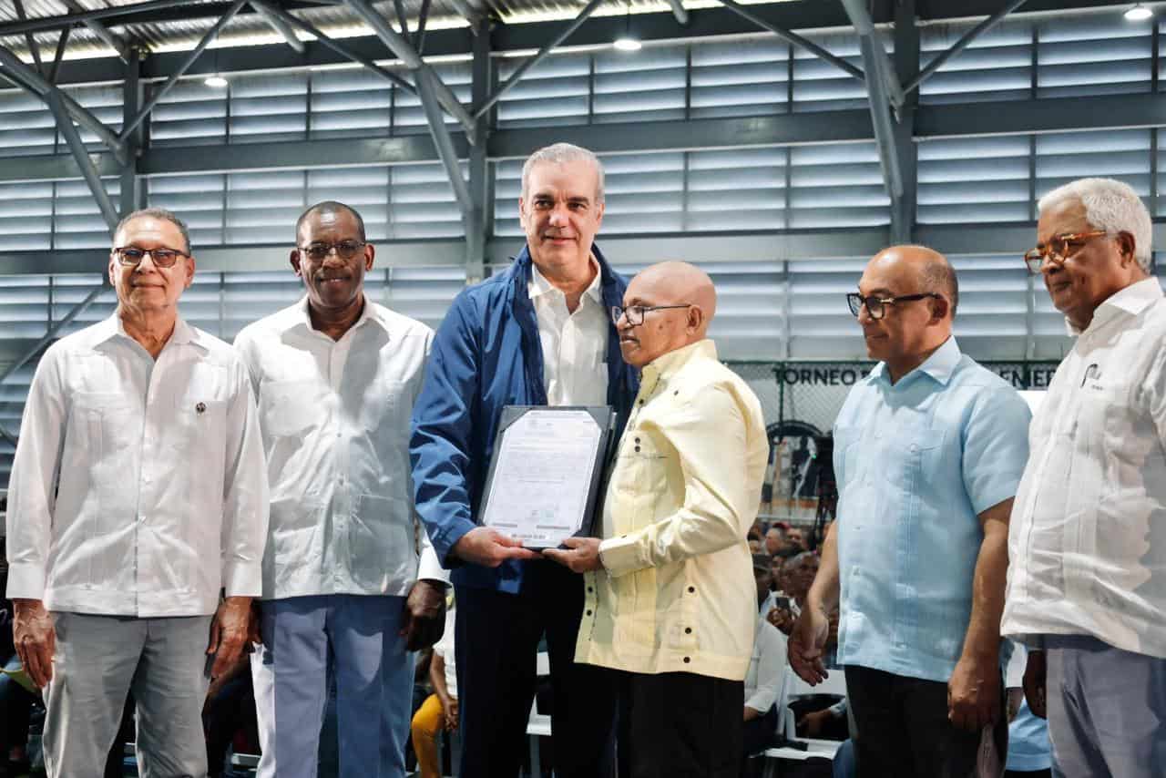 Presidente Abinader mientras hac&iacute;a entrega de los t&iacute;tulos