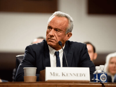 Casa Blanca modera postura "antivacunas" con Robert F. Kennedy