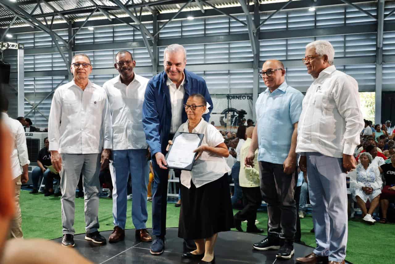 Presidente Abinader mientras hac&iacute;a entrega de los t&iacute;tulos