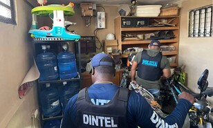 Autoridades decomisan drogas y m&aacute;quinas tragamonedas en operativos en La Romana