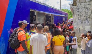 El Gobierno entrega enseres y alimentos a familias afectadas por lluvias en Villa Altagracia