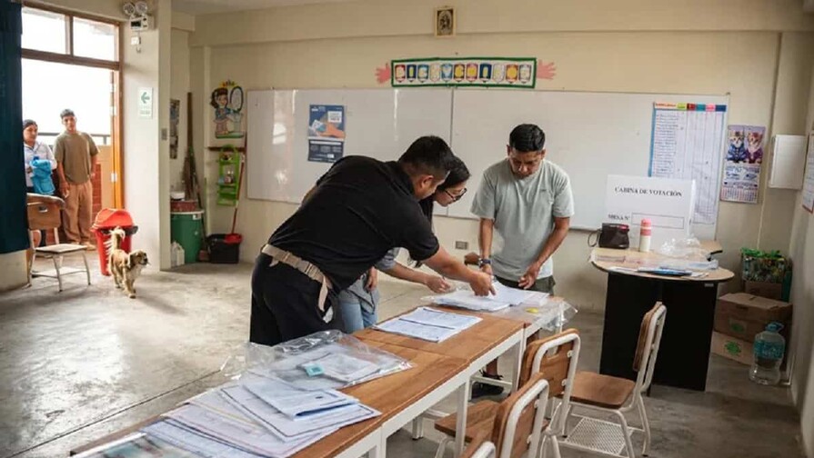 Perú comienza a imprimir papeletas de votación de segunda vuelta entre Fujimori y Sánchez Perú comienza a imprimir papeletas de votación de segunda vuelta entre Fujimori y Sánchez