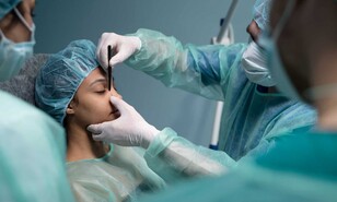 Sociedad de Cirug&iacute;a Pl&aacute;stica llama a investigar credenciales antes de someterse a un procedimiento