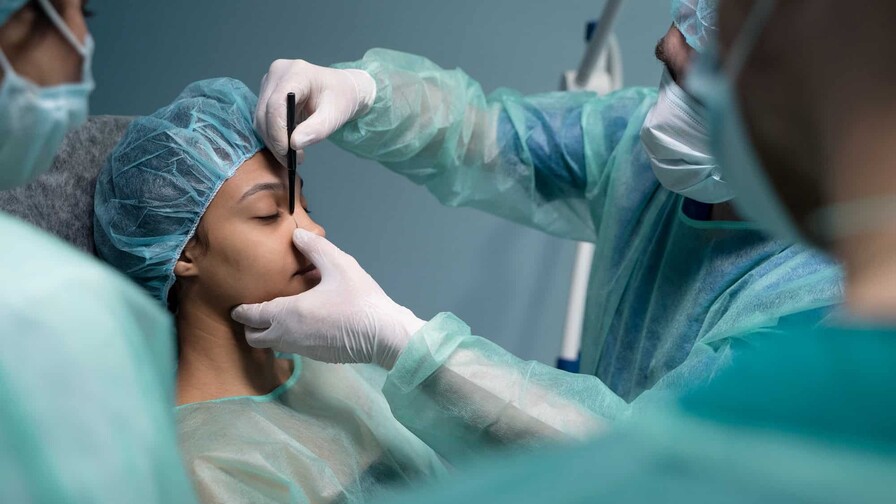 Sociedad de Cirugía Plástica llama a investigar credenciales antes de someterse a un procedimiento