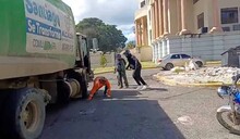 Depositan solicitud de medida de coerci&oacute;n contra motoristas por la muerte de chofer en Santiago