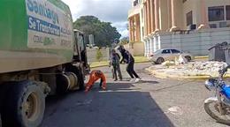 Depositan solicitud de medida de coerci&oacute;n contra motoristas por la muerte de chofer en Santiago