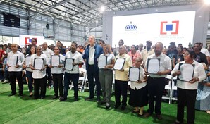 Presidente Abinader entrega 2,000 t&iacute;tulos de propiedad en el polideportivo Domingo Savio