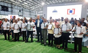 Presidente Abinader entrega 2,000 t&iacute;tulos de propiedad en el polideportivo Domingo Savio