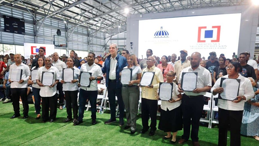 Presidente Abinader entrega 2,000 t&iacute;tulos de propiedad en el polideportivo Domingo Savio