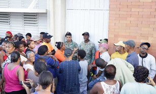 Residentes denuncian retrasos e irregularidades en entrega de ayudas en Nuevo Amanecer
