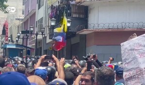 Venezolanos exigen mejores salarios y la oposici&oacute;n clama por elecciones