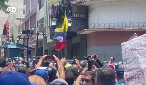 Venezolanos exigen mejores salarios y la oposici&oacute;n clama por elecciones