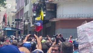 Venezolanos exigen mejores salarios y la oposici&oacute;n clama por elecciones