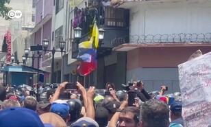 Venezolanos exigen mejores salarios y la oposici&oacute;n clama por elecciones