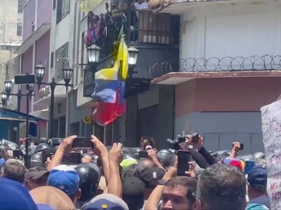 Venezolanos piden mejores salarios y elecciones a Delcy Rodríguez