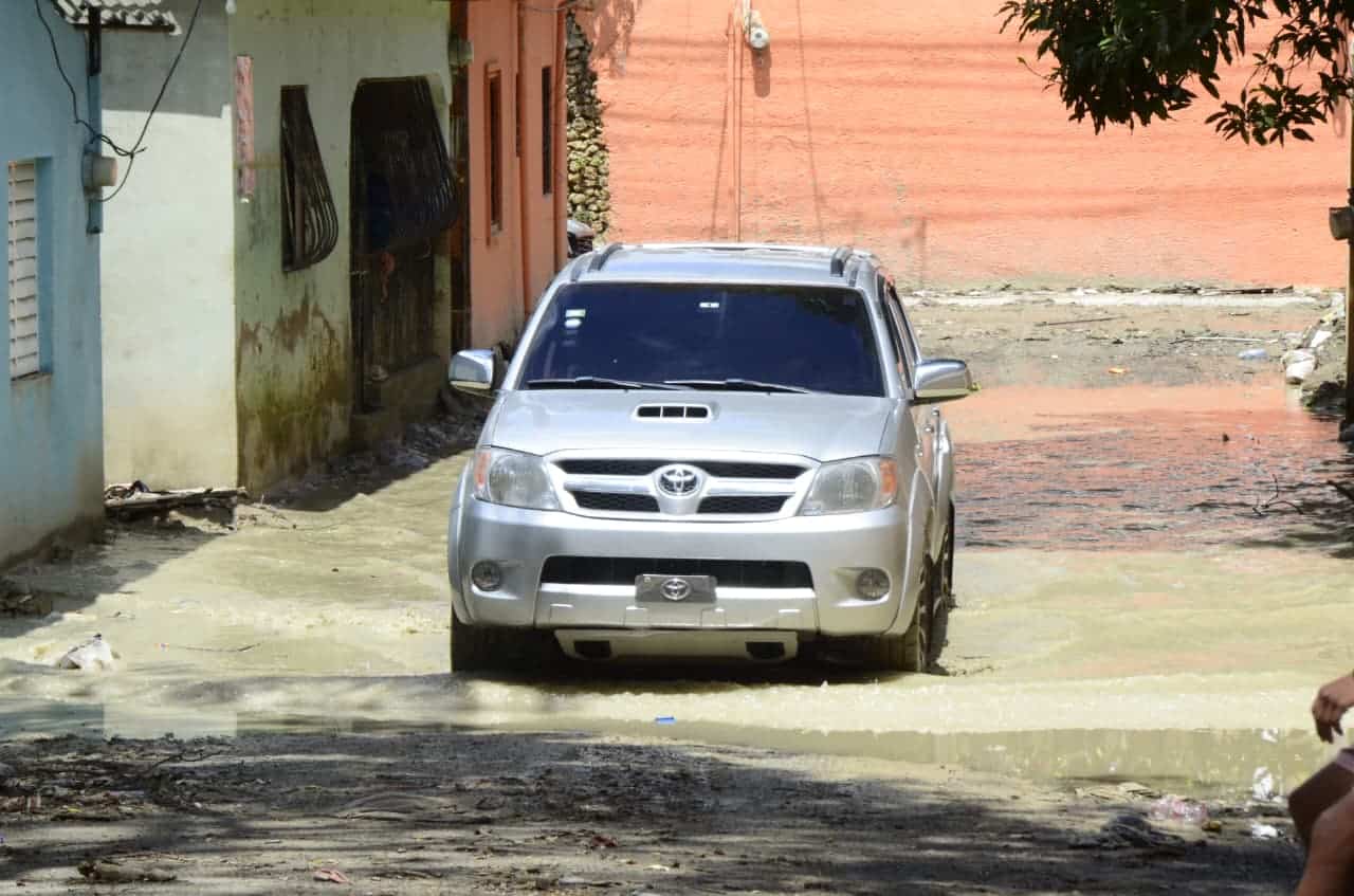 Calle anegada con agua sucia por las fuertes precipitaciones.