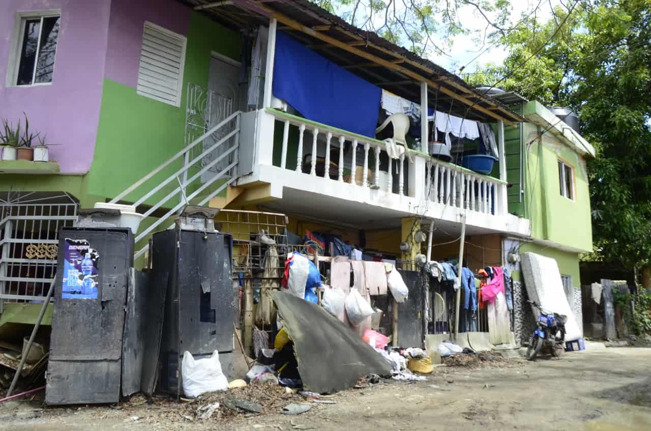 Ropa tendida en una casa impactada por las lluvias.