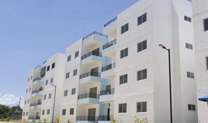 Presidente Abinader entrega 144 apartamentos en San Antonio de Guerra