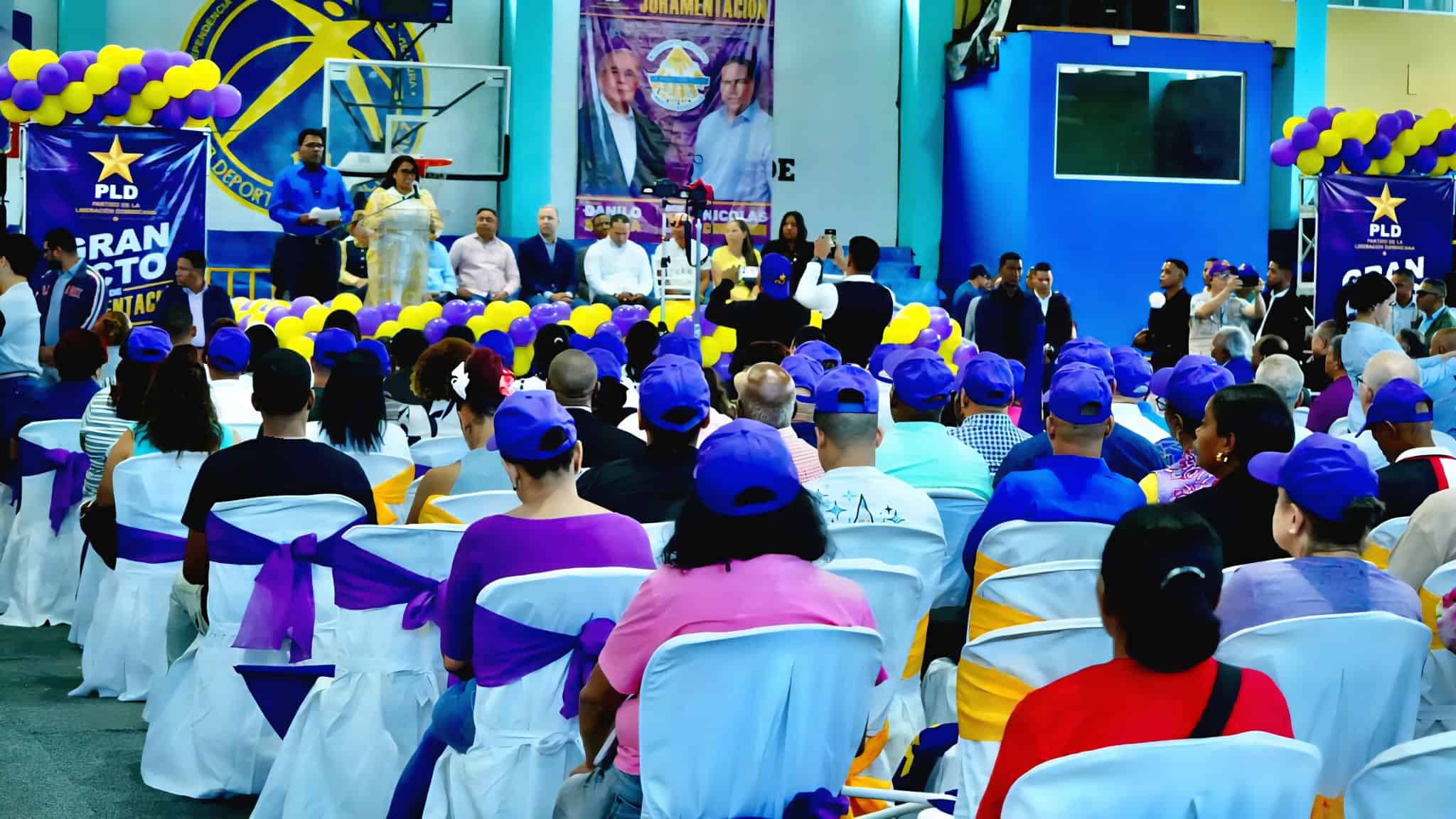 Miembros del Movimiento Cristiano Canal de Ayuda para Todos en el acto celebrado en el Club Mauricio Báez, en que ingresaron a las filas del PLD.