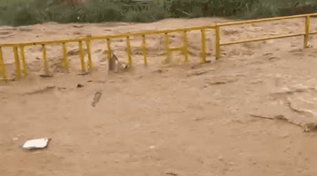 Lluvias provocan desbordamiento de r&iacute;o en Constanza