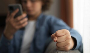 Neuropsic&oacute;logo explica la relaci&oacute;n que existe entre cerebro, pantallas, Ira y control