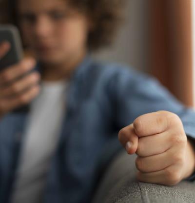 Neuropsic&oacute;logo explica la relaci&oacute;n que existe entre cerebro, pantallas, ira y control