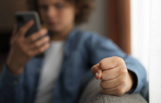 Neuropsic&oacute;logo explica la relaci&oacute;n que existe entre cerebro, pantallas, ira y control