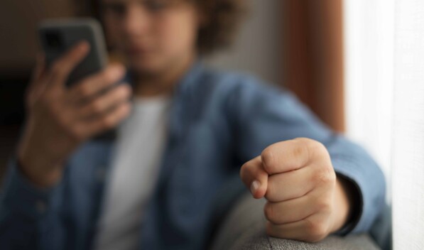 Neuropsic&oacute;logo explica la relaci&oacute;n que existe entre cerebro, pantallas, ira y control