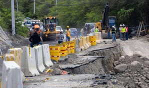 "Uno tiene miedo de que se derrumbe": reciente socav&oacute;n agrava el temor de los moradores en Ocoa