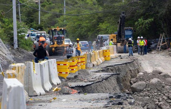 "Uno tiene miedo de que se derrumbe": reciente socav&oacute;n agrava el temor de los moradores en Ocoa