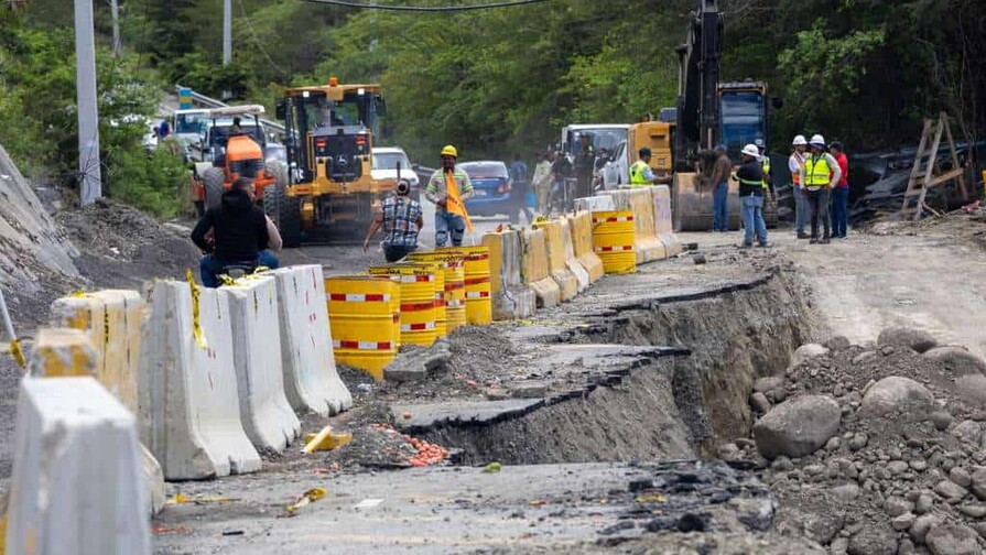 "Uno tiene miedo de que se derrumbe": reciente socav&oacute;n agrava el temor de los moradores en Ocoa