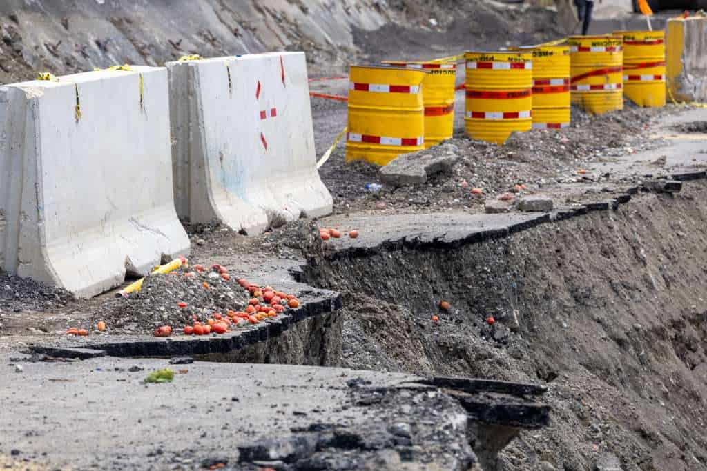 Tomates esparcidos en la vía tras incidente con camió en medio de las condiciones del tránsito en la carretera de Ocoa.