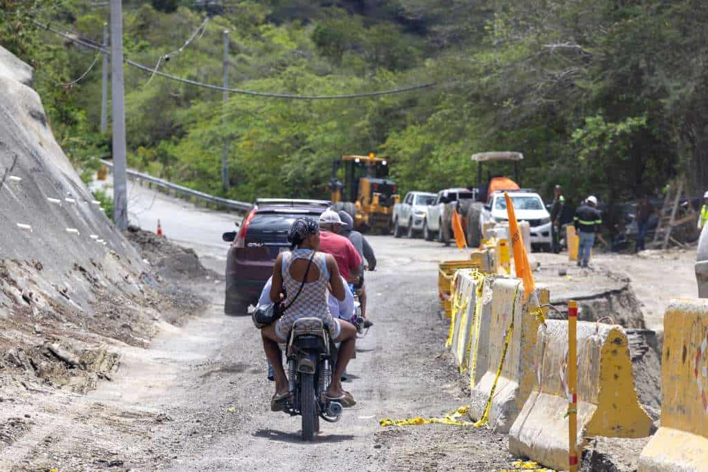 Grupo de motoristas y vehculos transitando por la carretera Ocoa–Cruce de Ocoa donde se produjo el socavón.