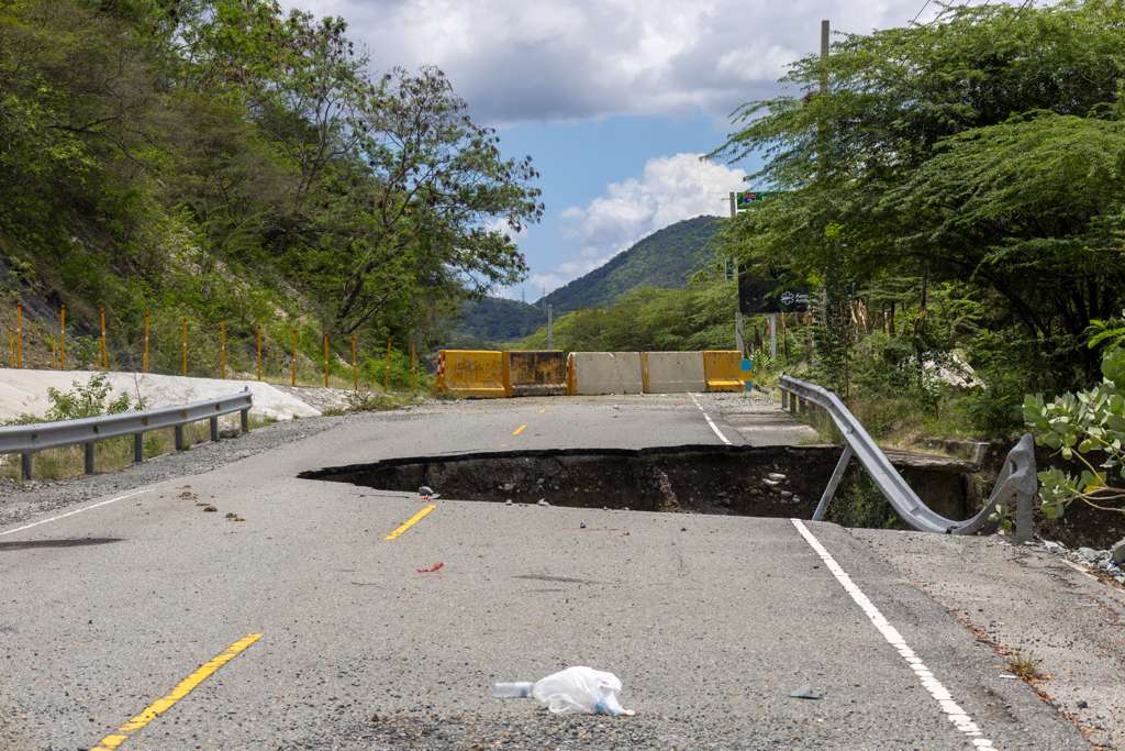 Otro socavón persiste a pocos metros del derrumbe en la carretera Cruce de Ocoa–San José de Ocoa.