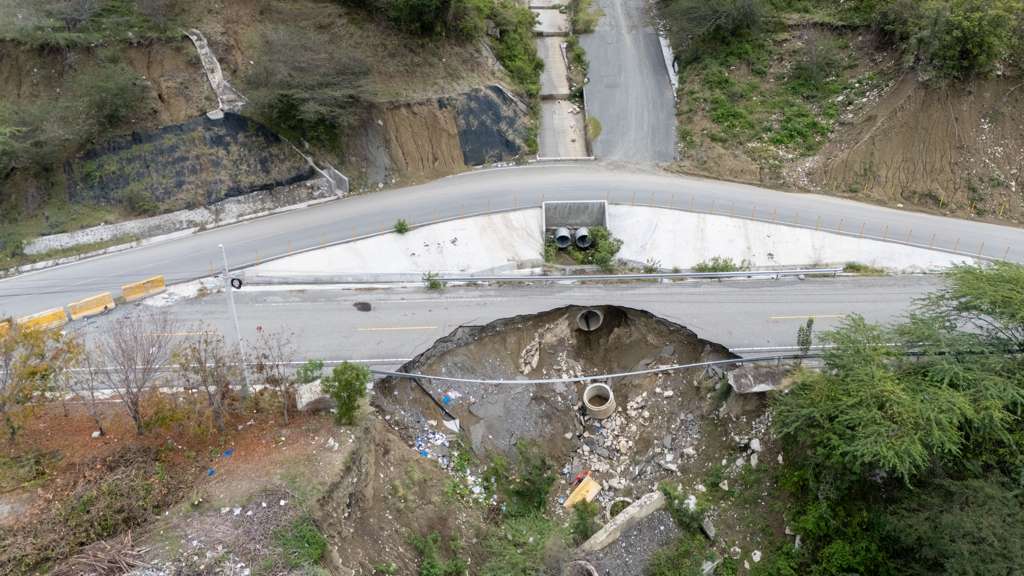 Otro socavón en la carretera Cruce de Ocoa–San José de Ocoa, preocupa a comunitarios.