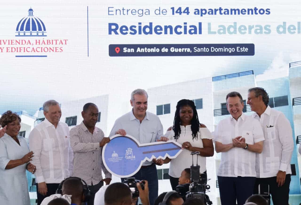 El presidente Luis Abinader entrega llave simb&oacute;lica de apartamentos en el municipio de Guerra.