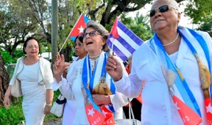 Las opositoras cubanas Damas de Blanco denuncian cercos policiales contra sus viviendas