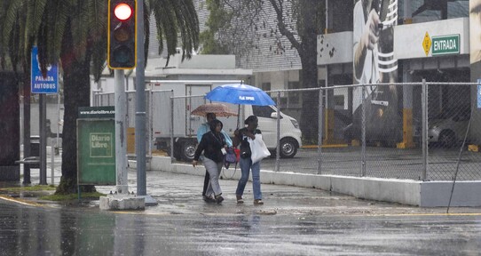 Vaguada y onda tropical generar&aacute;n lluvias en varias provincias este lunes
