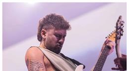 Dani Fern&aacute;ndez sufre aparatosa ca&iacute;da en pleno concierto y tiene que ser operado de emergencia