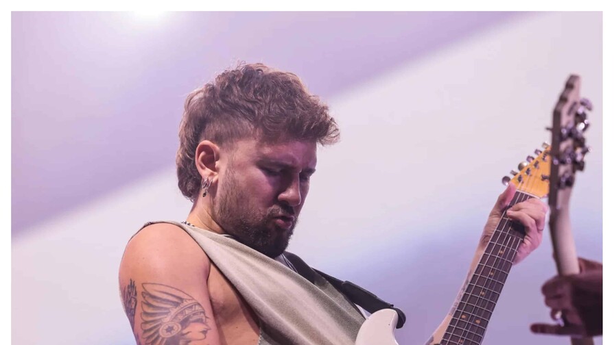 Dani Fernández sufre aparatosa caída en pleno concierto y tiene que ser operado de emergencia