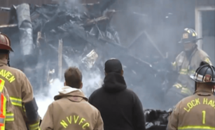 Madre y seis hijos mueren en explosi&oacute;n e incendio en Pensilvania