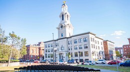 Esc&aacute;ndalo en Lawrence: investigaci&oacute;n criminal por presuntas grabaciones ilegales en el Ayuntamiento