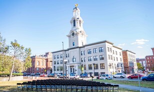 Esc&aacute;ndalo en Lawrence: investigaci&oacute;n criminal por presuntas grabaciones ilegales en el Ayuntamiento