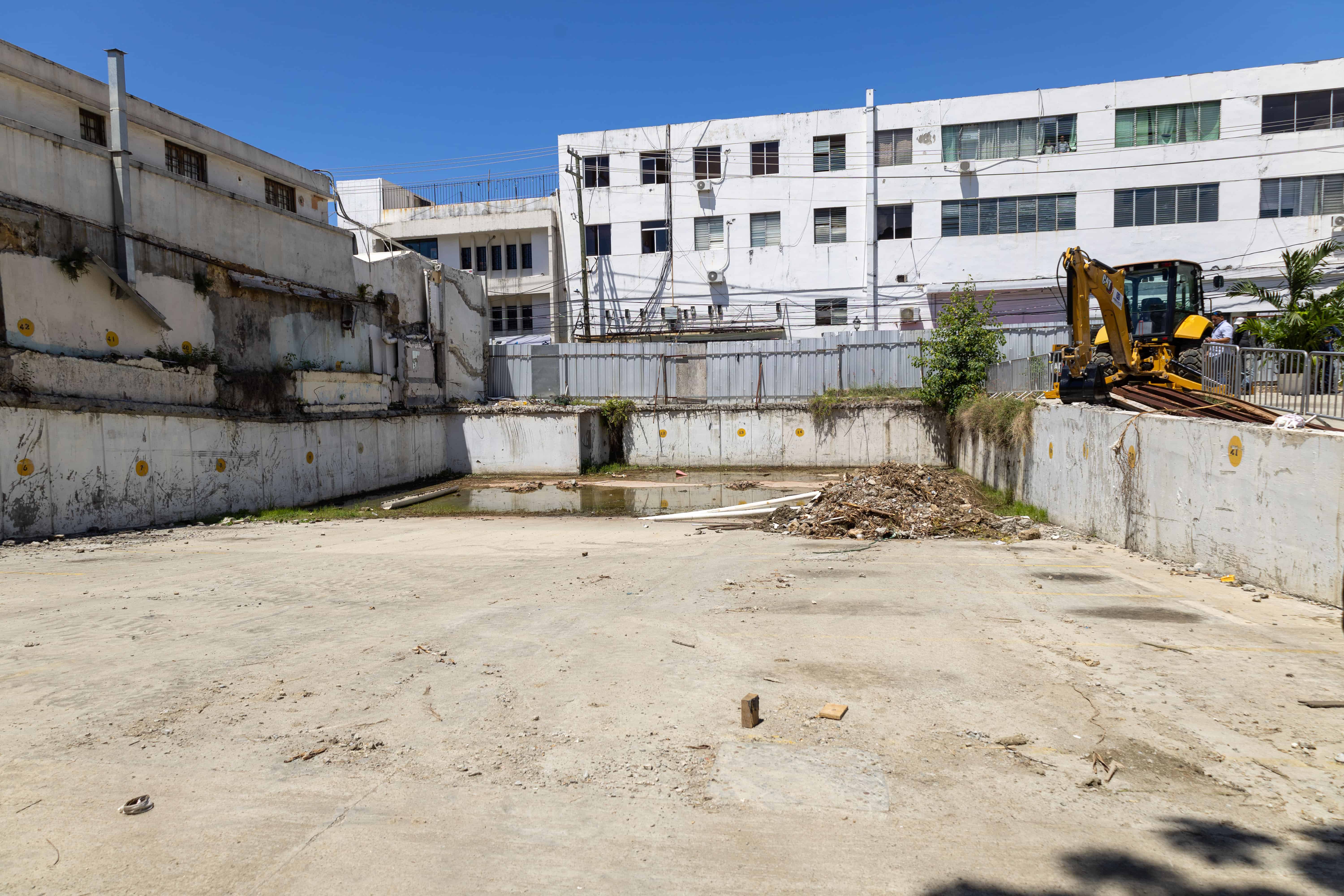 Espacio donde se construirá el parqueo.